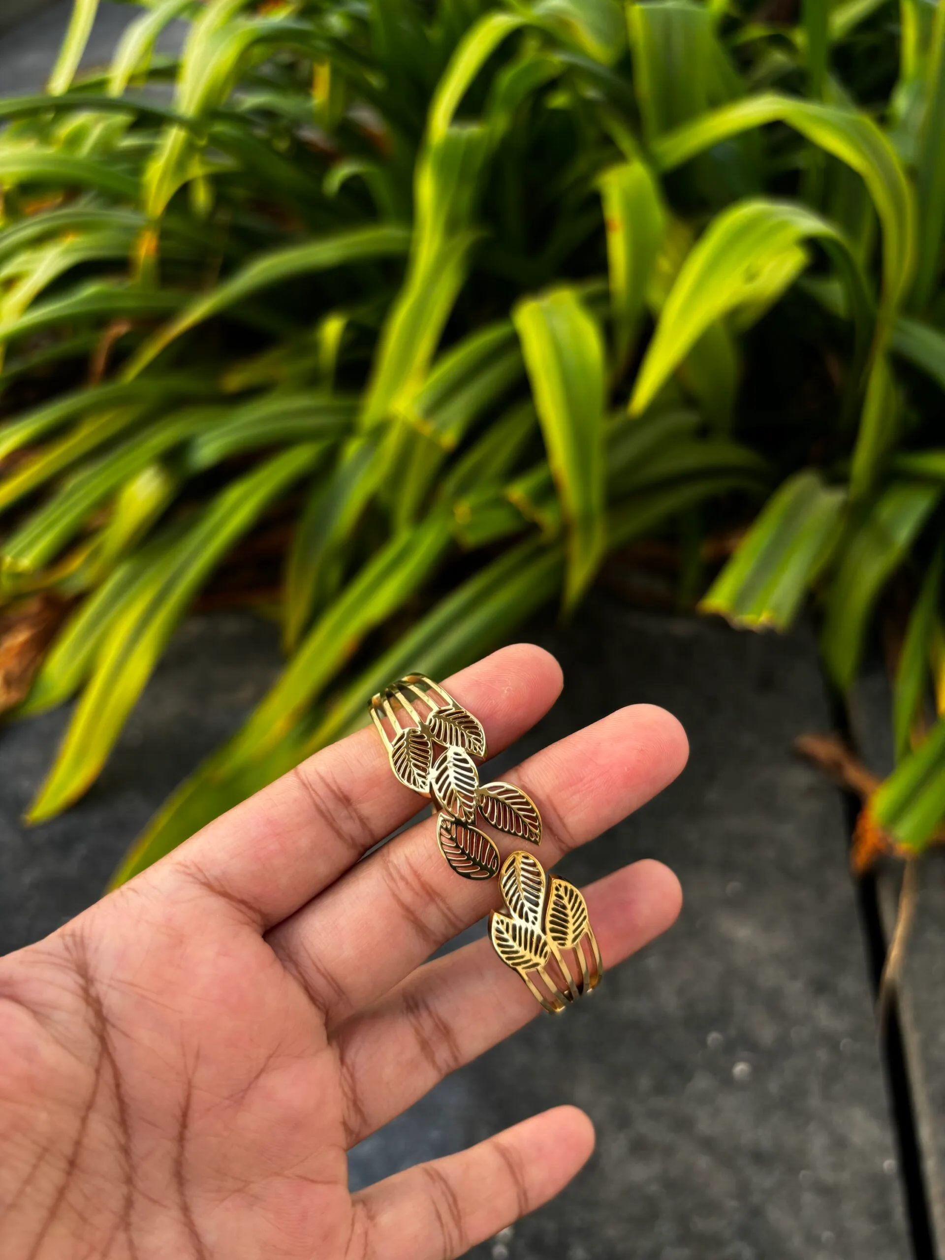 Beautiful leaf design Golden Open bangle✨ - Image 2