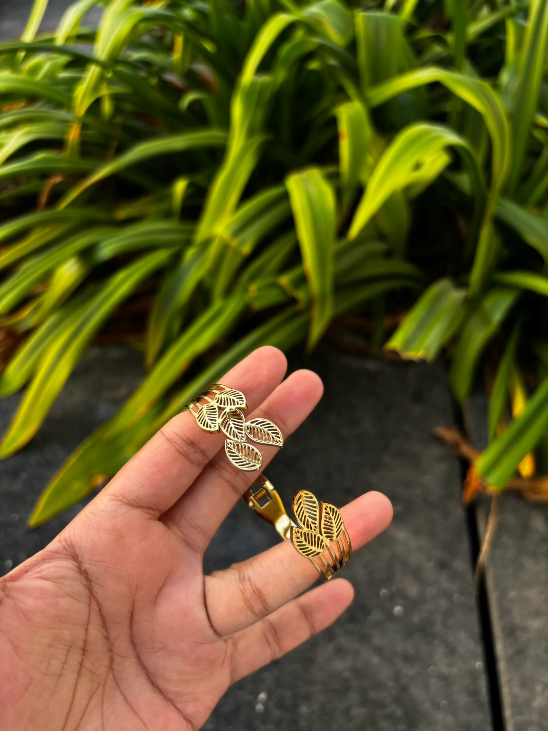 Beautiful leaf design Golden Open bangle✨ - Image 3