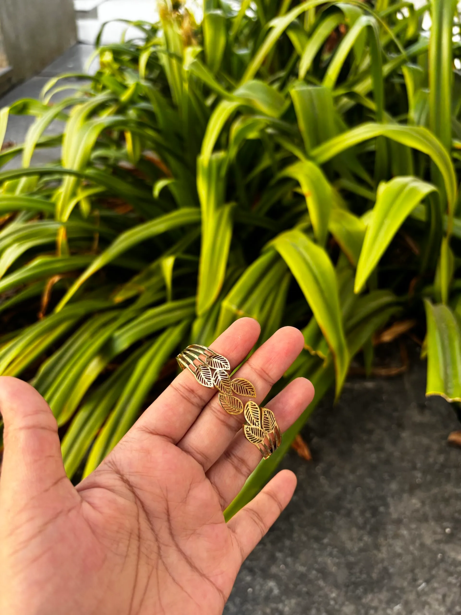 Beautiful leaf design Golden Open bangle✨ - Image 4