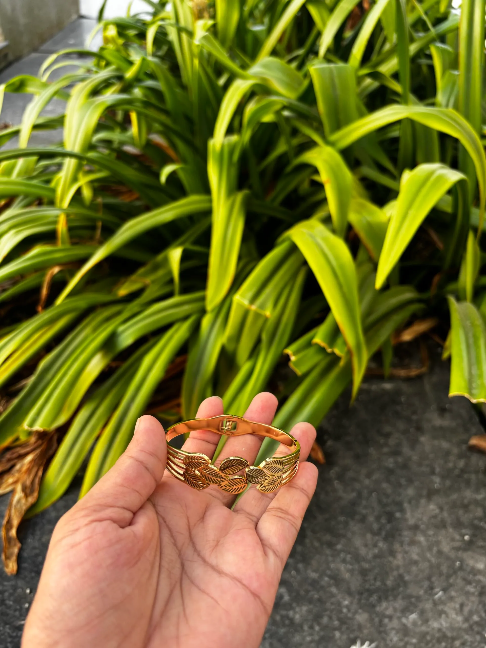 Beautiful leaf design Golden Open bangle✨ - Image 5